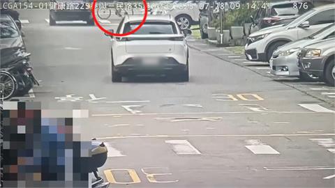 賠慘了！少年違騎單車突竄出　2400萬勞斯萊斯閃不過再暴衝撞路樹