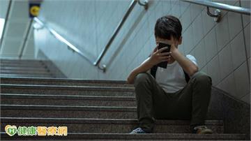 發現孩子查輕生字眼　醫：親子一起吃飯好好聊「比責備有用」