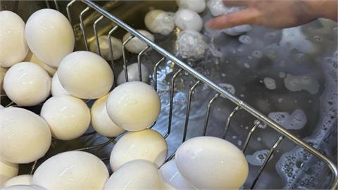 菜市場散裝蛋要洗嗎？她用「菜瓜布狂刷」畫面曝...網看傻：洗過反而不乾淨