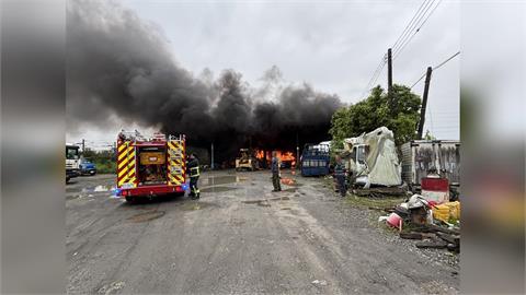 最新／火場就在加油站後方！黑煙遮半邊天　宜蘭汽修廠火勢畫面曝光