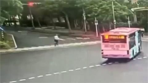 公車駕駛轉彎未禮讓行人　部桃乳癌權威周佳正遭輾斃