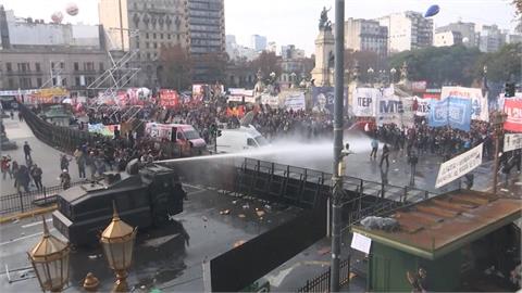 抗議阿根廷總統「休克療法」經濟改革　示威者放火燒車、丟石頭