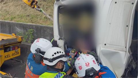 國一造橋段３輛大貨車連環撞　１駕駛受困破壞器材搶救送醫