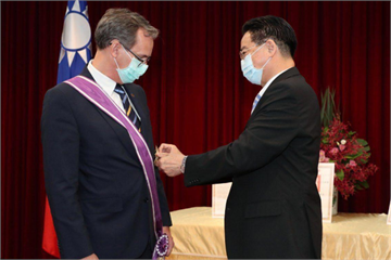 快新聞／吳釗燮頒贈勳章 駐瑞典代表言禾康：台灣是亞洲閃耀的民主典範