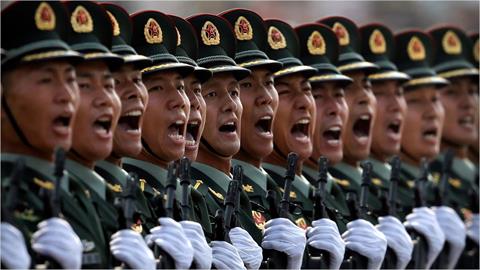 解放軍衛兵「機場1舉動」震撼全球35秒「驚呆白宮記者」！網憂：命可能沒了