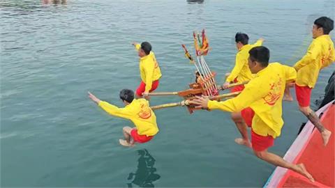 野柳神明淨港盛大登場！　信眾不畏低溫跳水淨港.湯圓、平安魚免費吃