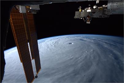 南瑪都颱風強襲日本！太空人曬「清晰颱風眼」空拍圖：為人們祈禱