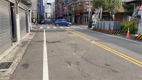 苗栗混凝土車轉彎支架滑落　如「掃堂腿」削爛路邊轎車