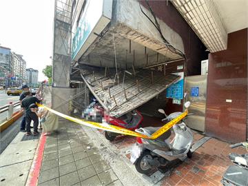 快新聞／北市重慶北路大樓騎樓天花板「整片」坍落　重砸3輛機車