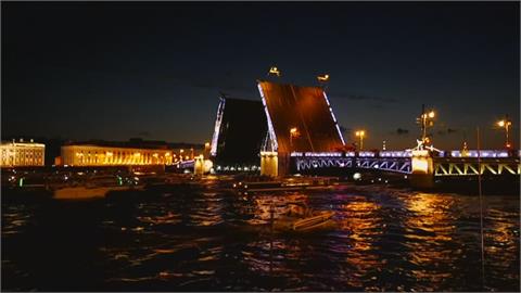 聖彼得堡著名觀光景點　冬宮橋燈光開橋秀