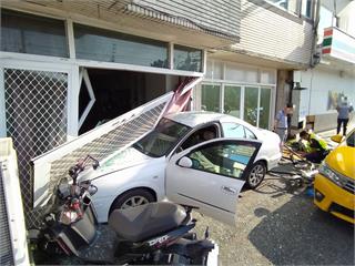 快新聞／台南轎車上班時間衝撞民宅 鋁門窗全毀計程車也遭殃