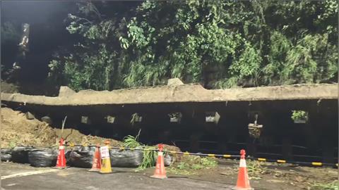 高雄小港擋土牆「二度崩塌」　強體壓在欄杆、居民嚇到不敢睡