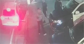 金山驚魂3分鐘！警鳴笛開道搶命　母抱抽蓄嬰衝警局「救回1命」