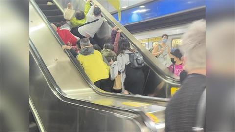 沒站穩！北捷亞東醫院站「8長者摔成一團」　1人受傷送醫