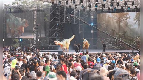 日本擬真恐龍首度來台！　高雄「恐龍樂園」吸大批民眾打卡