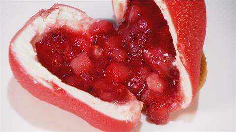 紅寶石巧克力包裹草莓醬加羅勒　閃電泡芙改用「菠蘿皮」