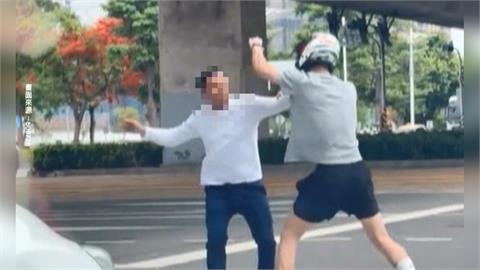 騎車不要抽菸! 2男子爆衝突 車停路中"大馬路互毆"
