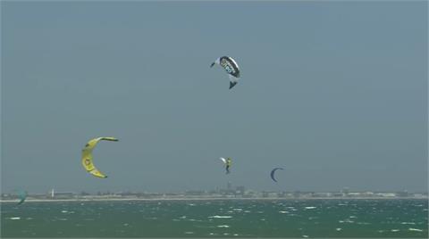 飛到天上做特技 風箏衝浪好手搶當"天空之王"