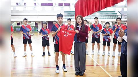 快新聞／吳沛憶助龍山國中羽球隊換新戰袍　挺小將自信閃亮發光