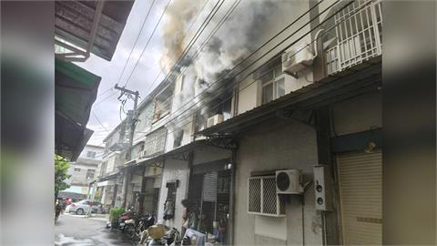 最新／黑煙直竄天際！台中豐原民宅大火　7旬男臉、腹部二度燒燙傷送醫