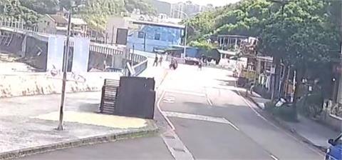 陽光太刺眼？　基隆雙載騎士撞行人　63歲嬤不治、4歲孫臉部受傷