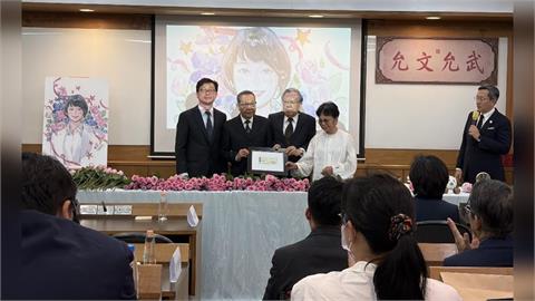 前財政部部長顏慶章伉儷（右一、右二）出席女兒顏慧欣的追思會，並捐贈一百萬元。（圖／中華經濟研究院提供）