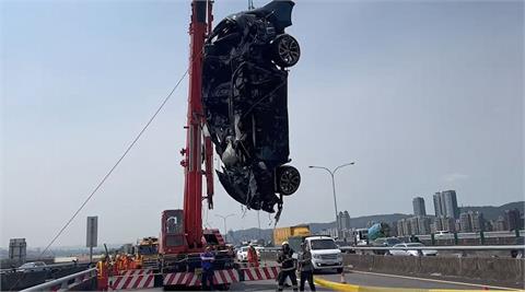 快新聞／國1墜河轎車「完成打撈」　駕駛罹難、遺體送殯儀館待檢方相驗