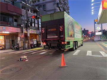 快新聞／土城死亡車禍！　女騎士「車體突偏移撞上大貨車」送醫不治