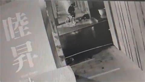 喝茫醉倒路邊！被竊賊盯上　醒來信用卡、2千現金被偷走