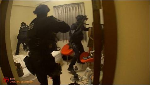 台東警攻堅！通緝犯睡夢中被捕　查獲大量毒品、一把手槍