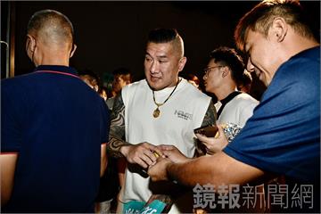 館長哭了！民眾黨北所外靜坐「陪佩琪等阿北」　嗆：台灣不是民進黨的