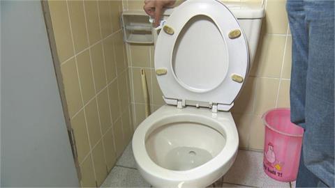 上廁所滑手機停不下來？醫搖頭「痔瘡風險+46%」教4招預防秘訣