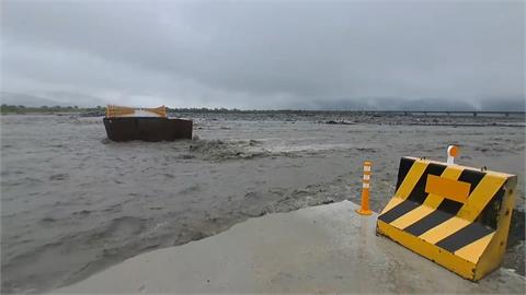 萬里溪堰塞湖驟降4.7米　維持紅色警戒下游居民撤離
