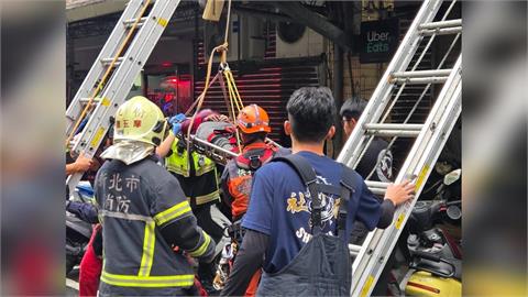 汐止驚悚墜樓！七旬老婦從3樓摔下遮雨棚