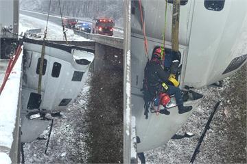 【有片】美聯結車頭懸空掛橋外逾5小時 駕駛靠1.8萬公斤磚塊保命