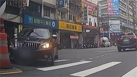 衝下車拿烤鴨忘拉手煞糗了！　賓士一路滑行撞上防撞桶