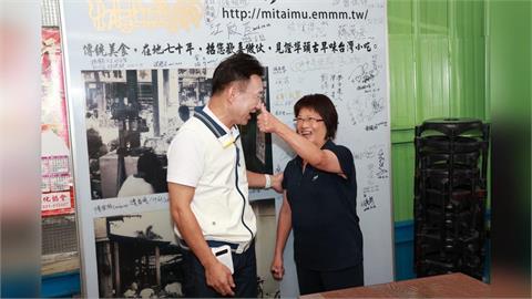 招牌大鼻子成焦點！江啟臣清水市場拜票人氣在進化！市民驚喜問：可否摸鼻子求好運？