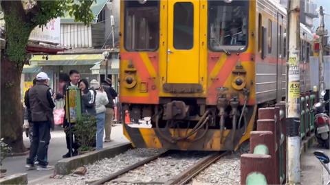 菲籍女遊客「站鐵道旁」拍照！下一秒竟「遭火車撞」…驚悚畫面曝