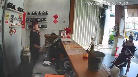 驚險！機車突撞進飲料店　櫃台被撞破幸未傷及店員