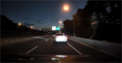 快新聞／冒充警察？國道1號突見車窗伸出指揮棒攔車　下場曝光