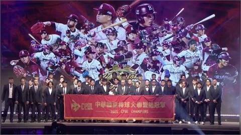 中職／球員賽前還不知情！「阿公」古久保休息室道別難忍淚水：不能再穿同件球衣了