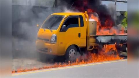 花蓮工程車載４桶油突燃燒陷火海　濃煙直竄一旁機場跑道、幸未影響起降