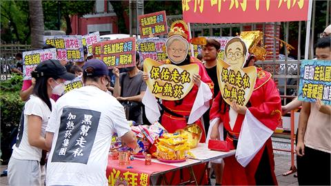抗議民眾行動劇扮財神！　諷衛福部「卡關加熱菸」助長黑市