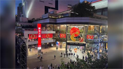 空橋上演深夜活春宮！27歲男與大22歲熟女「半裸GG纏咬」下場出爐了