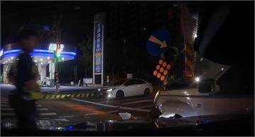 【有片】工地深夜警報引警攔查　小貨車逃逸自撞狼狽落網
