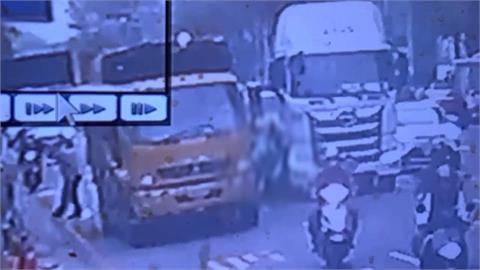 桃園母載1歲女疑「鑽車縫」遭拖板車輾過　2命危搶救中