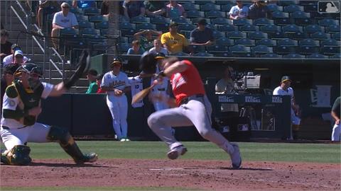 MLB (影)／球場驚悚時刻！金鶯巨砲「北極熊」被快速球擊中頭部倒地