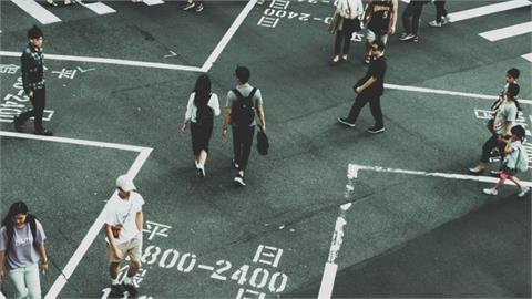 交通部宣布新制上路！未停讓行人致傷亡「重罰3.6萬」網路掀兩派熱議