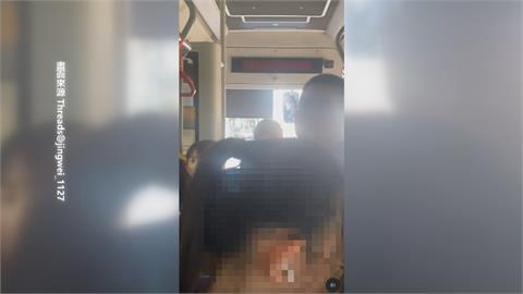 疑搭車人潮多！公車駕駛怒吼還「拿手機講電話」　客運業者回應了