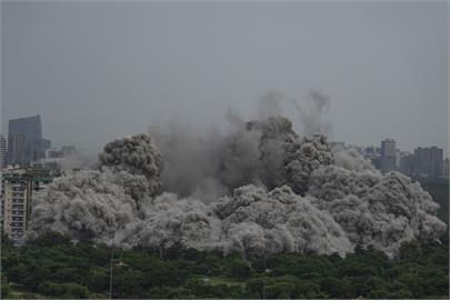 快新聞／崩塌畫面曝光！印度炸毀2棟103公尺高大樓  數千居民疏散